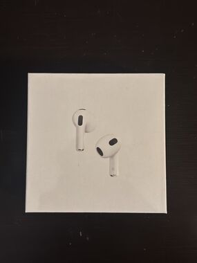 Apple Airpods Gen 3 Earbuds with Charging Case